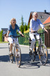 Älteres Ehepaar fährt Rad
