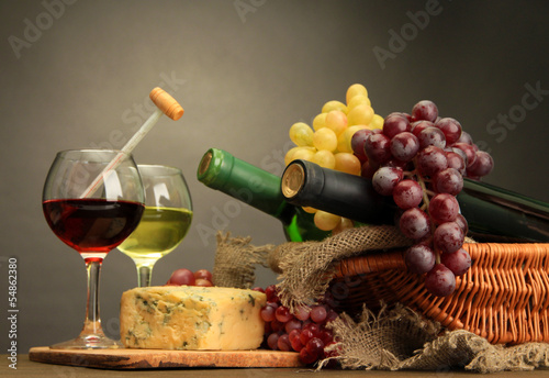 Fototapeta do kuchni Composition with wine, blue cheese and grape