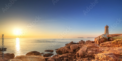 Fotografia  Zmierzch w latarni morskiej w Ploumanac'h mówi Men Ruz, Brittany