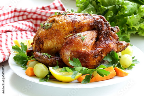 Naklejka - mata magnetyczna na lodówkę roasted chicken with herbs served on a plate with vegetables