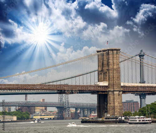 Naklejka dekoracyjna New York. Brookyn Bridge and Manhattan skyline at summer sunset