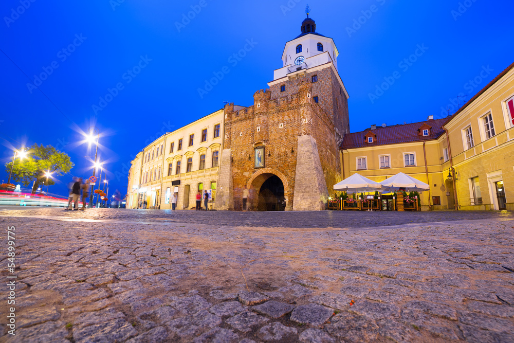 The Cracow gate of old town in Lublin at night, Poland - obrazy, fototapety, plakaty 
