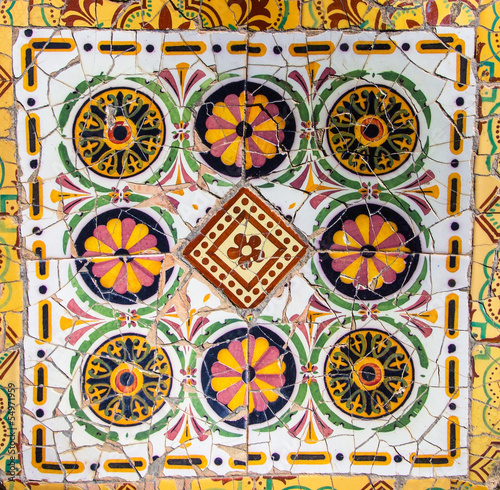 Fototapety Antoni Gaudí  mozaika-na-scianie-w-parku-barcelona