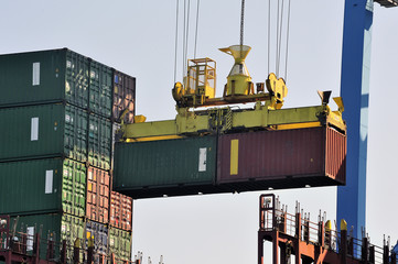 Storage of a container on the cargo liner