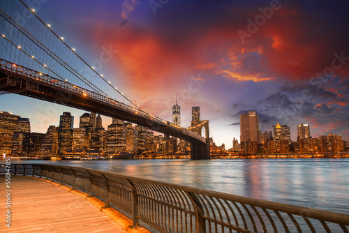 Obraz w ramie Brooklyn Bridge Park, New York City. Spectacular sunset view of