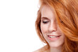 © juniart - attraktive junge frau mit roten haaren und sommersprossen