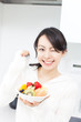© blanche - フルーツを食べる女性