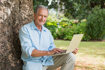 Poster - Smiling old man with a laptop