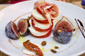 Wall Mural - Tomate mozzarella  figues jambon