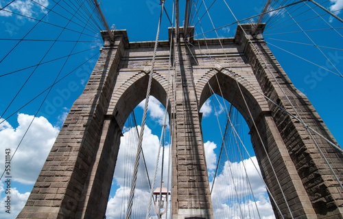 Obraz w ramie Powerful structure of Brooklyn Bridge Center Pylon on a beautifu