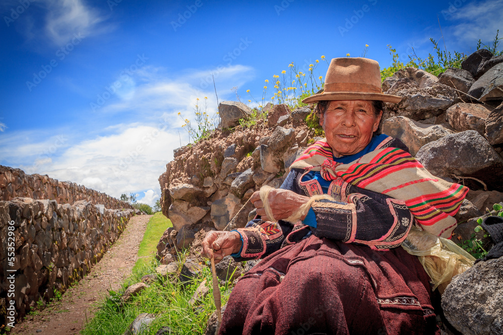 Peruvian Indian Woman in Traditional Dress Weaving - obrazy, fototapety, plakaty 