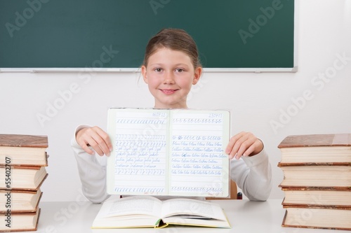 Schülerin Zeigt Mitschüler An Schülerin Zeigt Mitschüler An