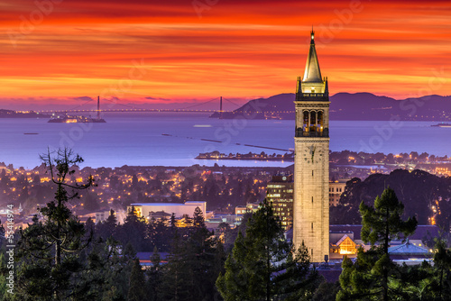 Fotomural Dramatic Sunset over San Francisco Bay and the Campanile