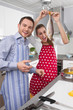 Junges Paar hat Spaß beim Kochen in der Küche
