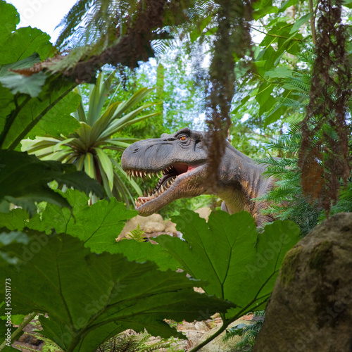 Naklejka na drzwi Dinausore dans la forêt