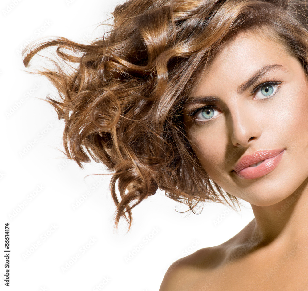 piekno-mlodej-kobiety-portret-nad-bielem-krotkie-krecone-wlosy