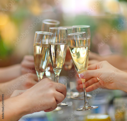 Fotografía People holding glasses of champagne making a toast