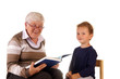 Uroma Oma liest Enkel Urenkel ein Buch