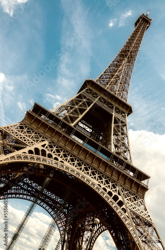 Naklejka - mata magnetyczna na lodówkę Wieża Eiffla w Paryżu na tle pięknego nieba