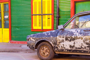 Fototapete - Old Car and Colorful Building