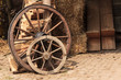 canvas print picture - alte Wagenräder aus Holz auf einem Bauernhof