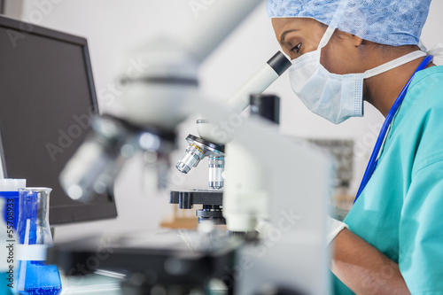 Fotografía Asian Woman Doctor Scientist Using Microscope In Laboratory