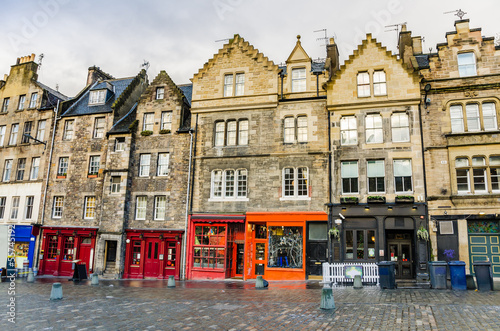 Zdjęcie XXL Zabytkowe kamienice i witryny sklepowe na Starym Mieście w Edynburgu
