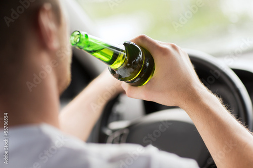 Fotomural man drinking alcohol while driving the car