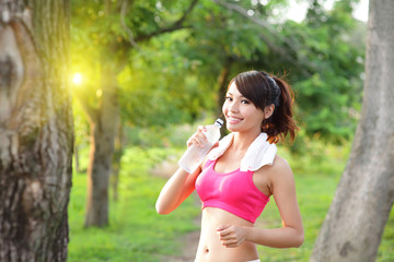 Poster - Healthy woman drinks water