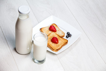 Fototapete - milk bottle and glass with toasts