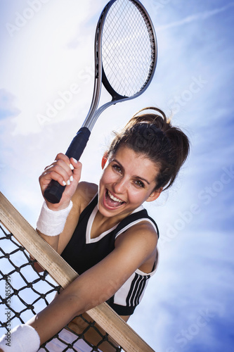 Beautiful young girl rests on a tennis net Tableau sur Toile