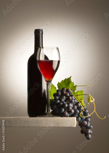 butelka-czerwonego-wina-kieliszek-i-winogrono