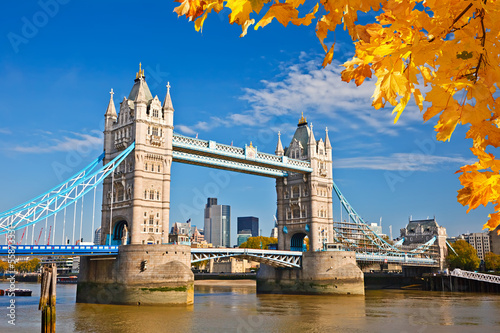 Obraz w ramie Most Tower Bridge z jesiennymi liśćmi, Londyn