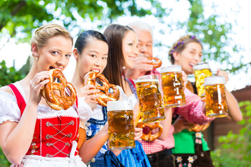 Wall Mural - Biergarten - Freunde trinken Bier in Bayern