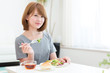 © miya227 - サラダを食べる女性