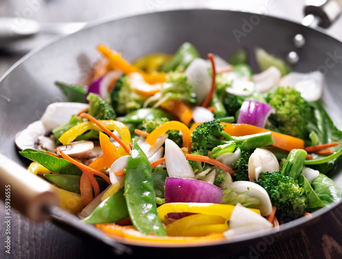Cuadros en Lienzo Wok vegetariano revolver la fritada