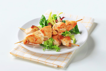 Canvas Print - Chicken skewers and salad greens