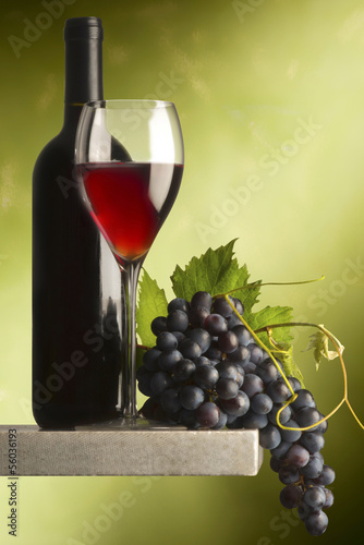 butelka-z-czerwonym-winem-kieliszek-wina-i-winogrono-na-zielonym-tle
