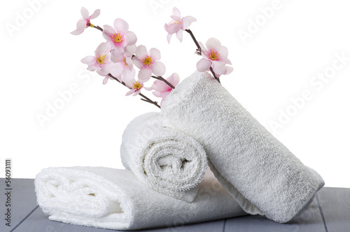 Foto-Schmutzfangmatte - white towels with peach flowers on table (von Orlando Bellini)