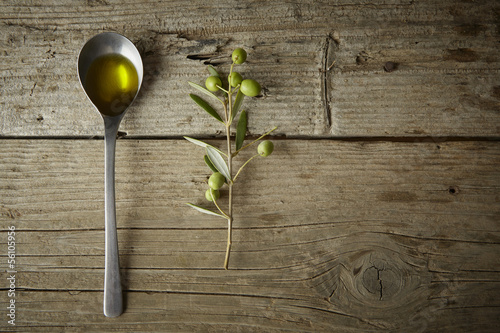 Fotografía Rama de olivo y una cuchara llena de aceite