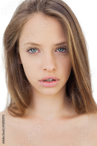 Cuadros en Lienzo Unsmiling brunette model looking at camera