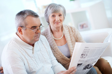 Wall Mural - Reading newspaper