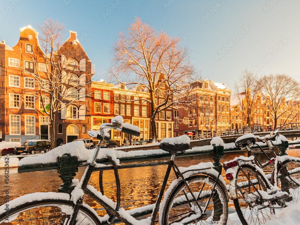Obraz na płótnie Bicycles covered with snow during winter in Amsterdam w salonie