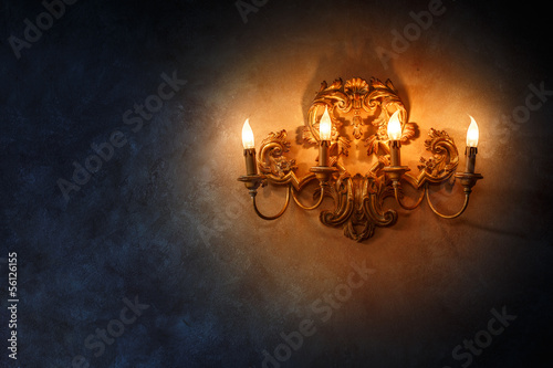 Fotografía Antique vintage victorian candlestick lamp on wall