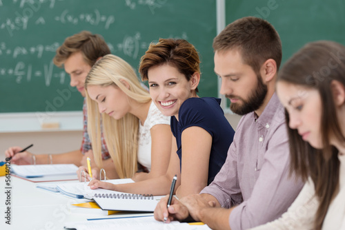 Fotomural glückliche studentin im unterricht