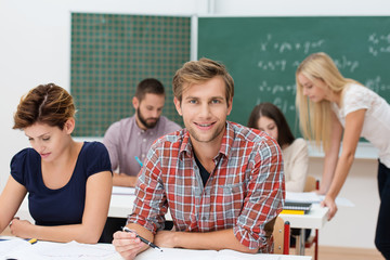 Wall Mural - lächelnder student im seminar