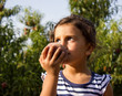 © goghy73 - bambina con una pesche in mano