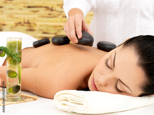 Foto-Kissen - Woman having hot stone massage of back in spa salon (von Valua Vitaly)
