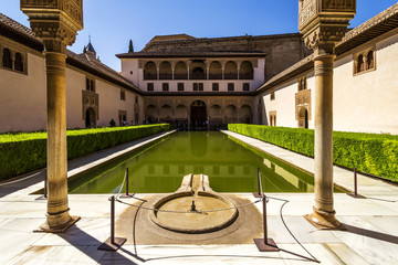 Fototapete - Patio de los Arrayanes (Court of the Myrtles) in La Alhambra, Gr