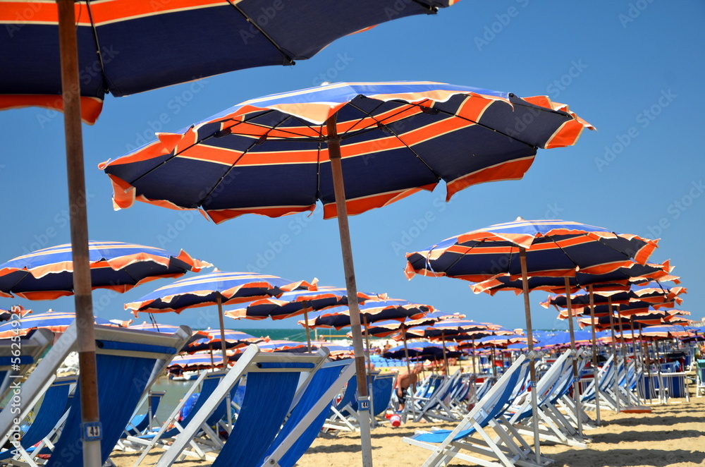 Kolorowe parasole i leżaki na plaży w Marina di Pisa, Włochy - obrazy, fototapety, plakaty 